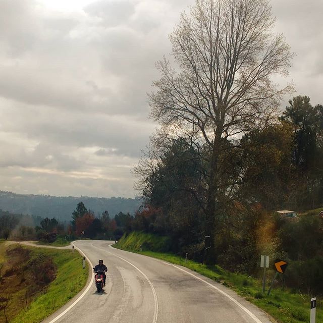 imagem de uma estrada para a Serra da Estrela