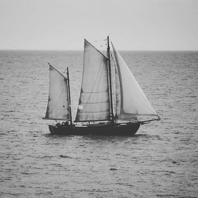 imagem de um barco em alto mar