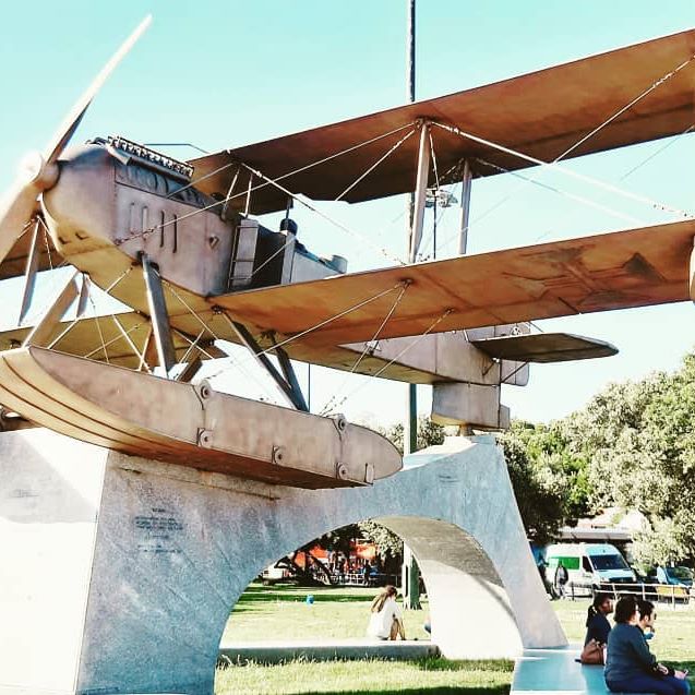 imagem de uma escultura de um avião em Belém