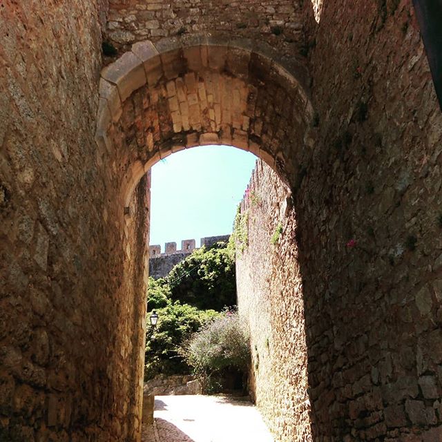 imagem de uma das portas do castelo de Óbidos